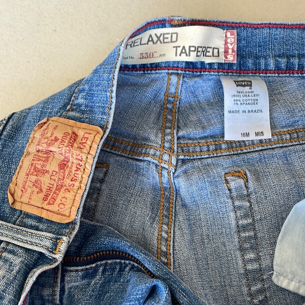 Levi’s relaxed tapered jeans, 550s size 16.